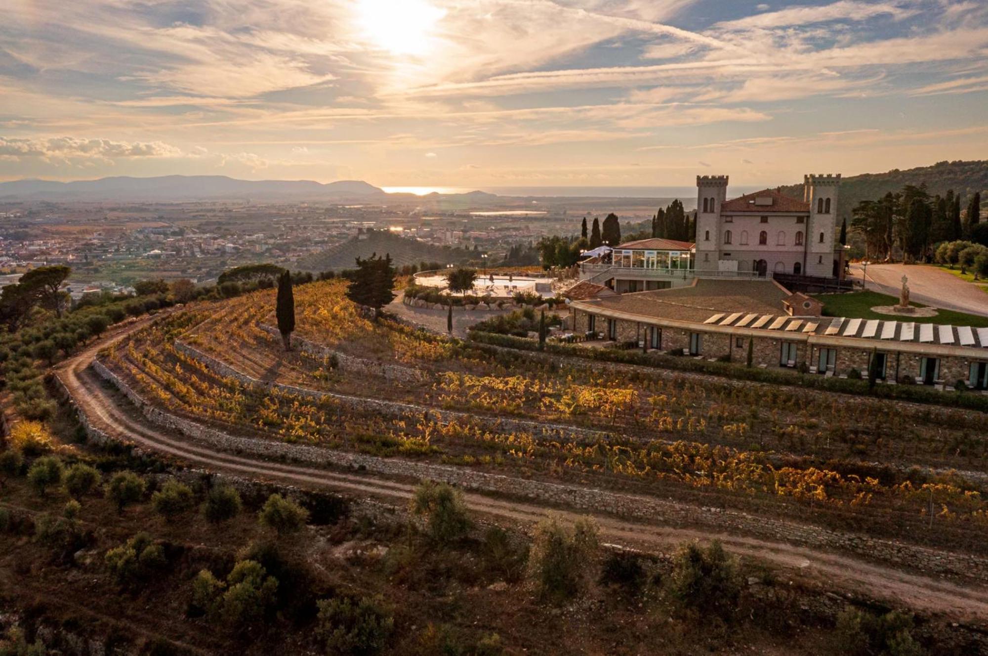 Castello Bonaria Wine & Spa Resort 캄필리아 마리티마 외부 사진