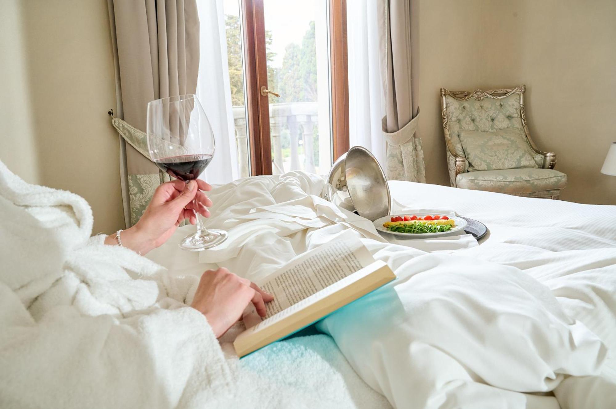 Castello Bonaria Wine & Spa Resort 캄필리아 마리티마 외부 사진