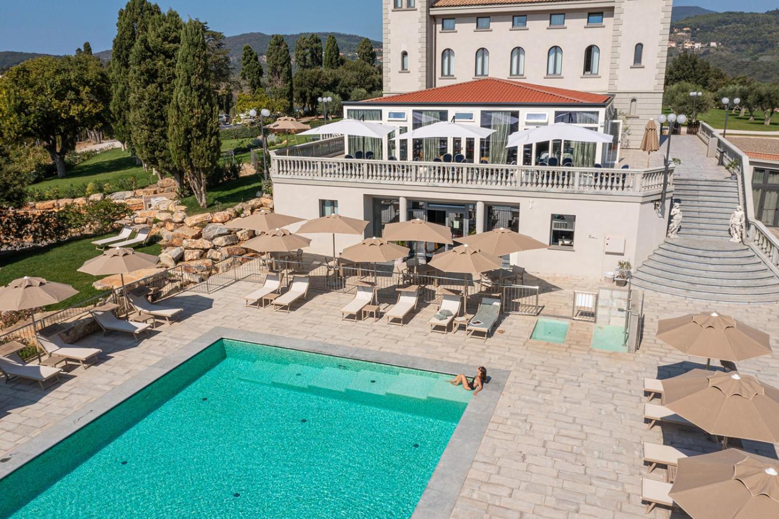 Castello Bonaria Wine & Spa Resort 캄필리아 마리티마 외부 사진